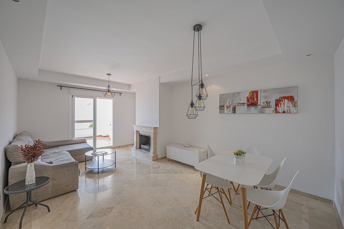 Apartment in Nueva Andalucia - Image 2