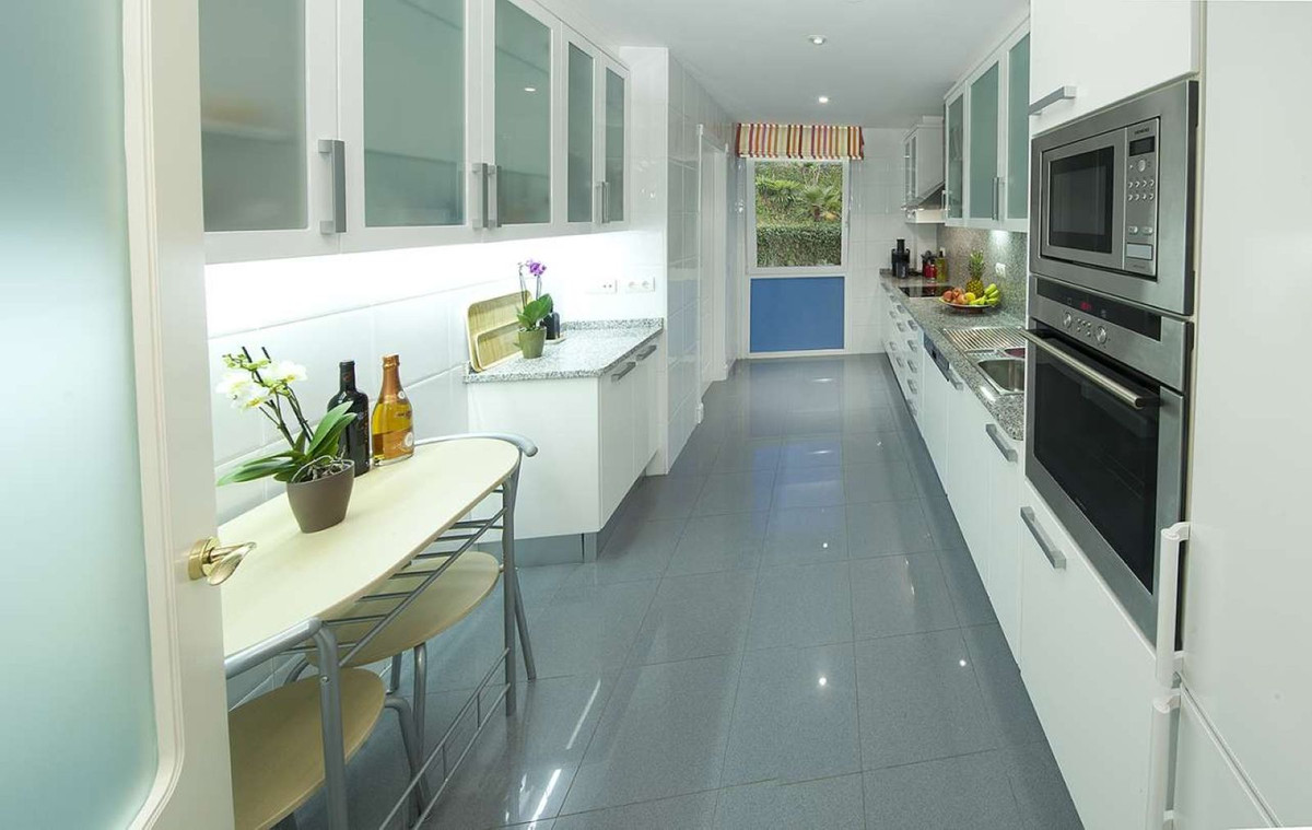 Apartment in Nueva Andalucia - Image 3