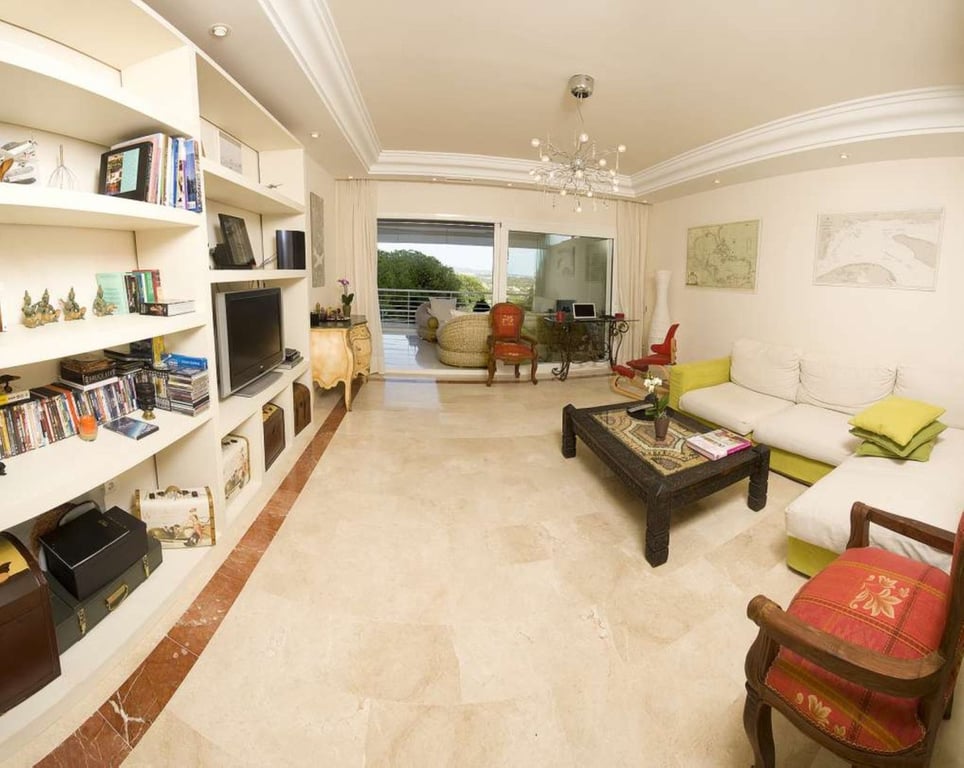 Apartment in Nueva Andalucia - Image 2