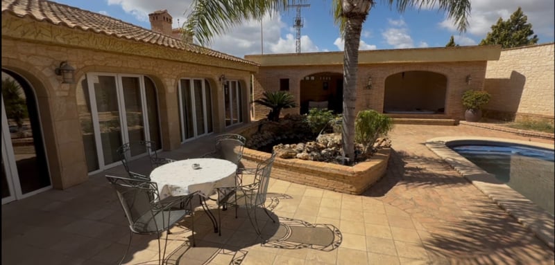 House in Los Nietos - view 1