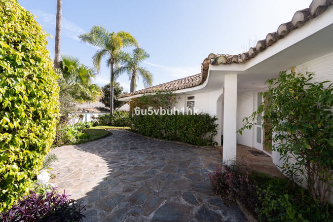Villa in Sitio de Calahonda - view 1