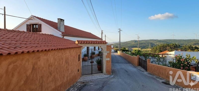 House in Azueira - view 1