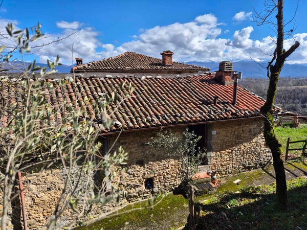House in Camporgiano - view 1