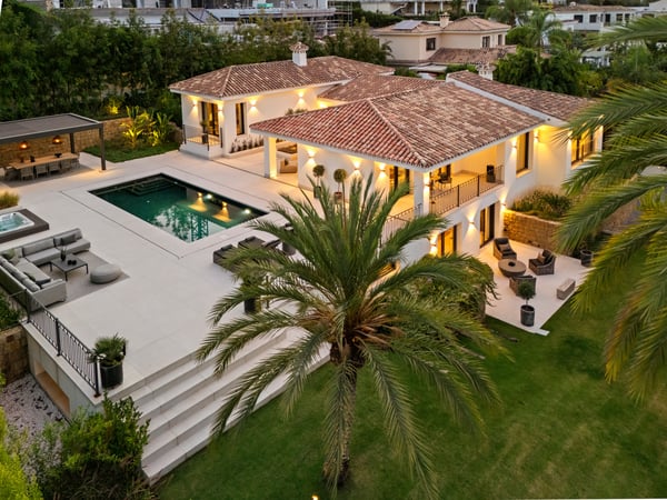 Villa in Nueva Andalucia - view 1