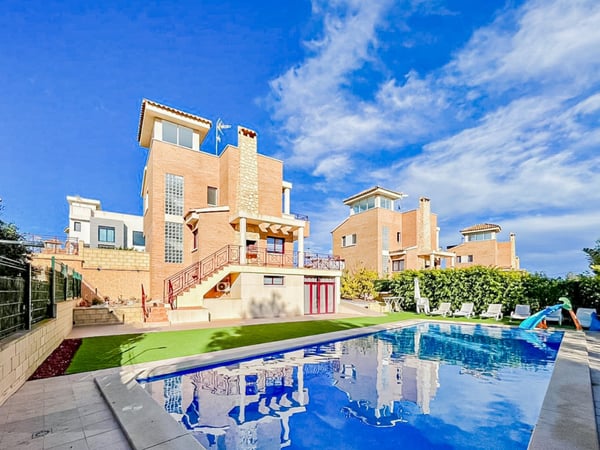 Villa in La Nucia - view 1