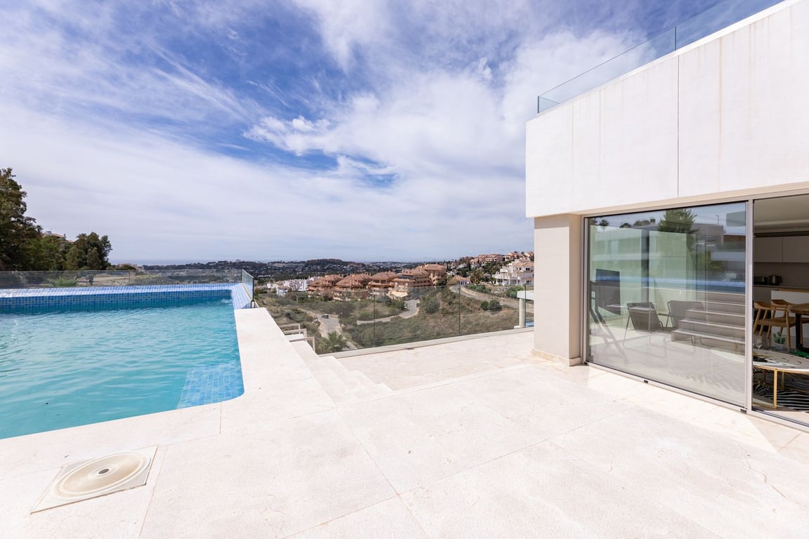 Apartment in Nueva Andalucia - Image 2