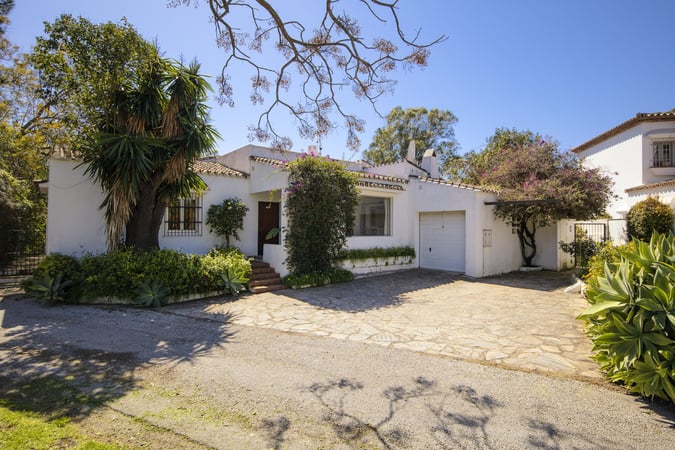 Villa in Guadalmina - view 1