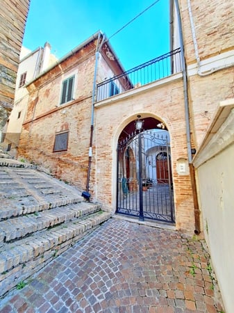 House in Penne - view 1