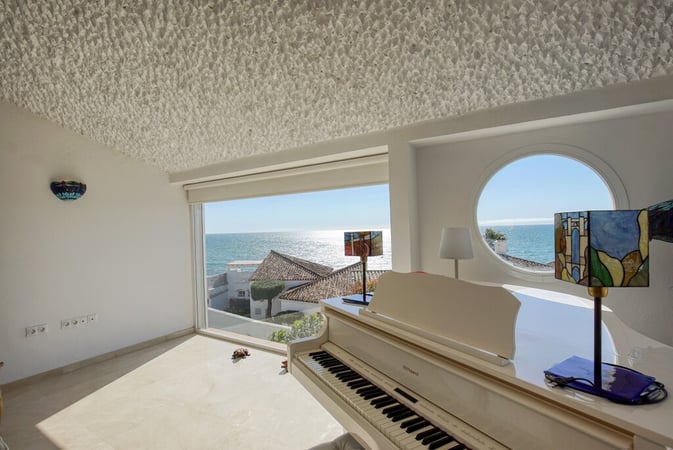 Villa in Estepona - view 1