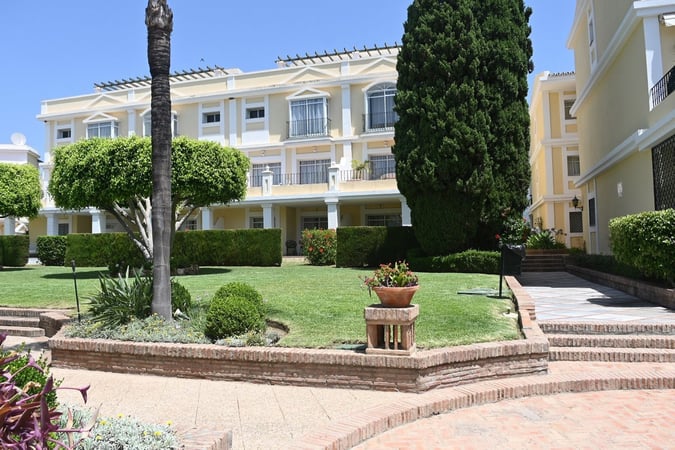 Apartment in Nueva Andalucia - view 1