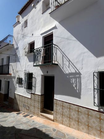 Villa in Sayalonga - view 1