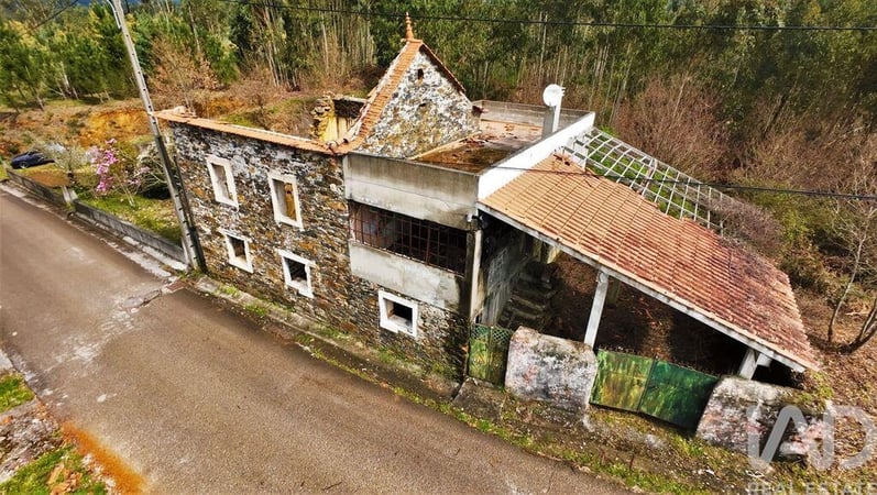 House in Castanheira de Pera - view 1