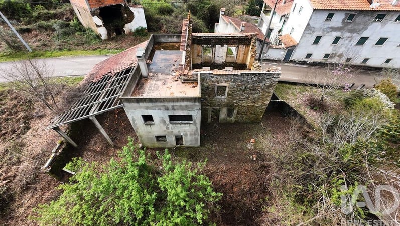 House in Castanheira de Pera - view 1