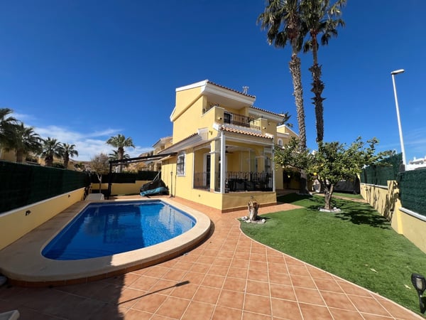 Villa in La Zenia - view 1