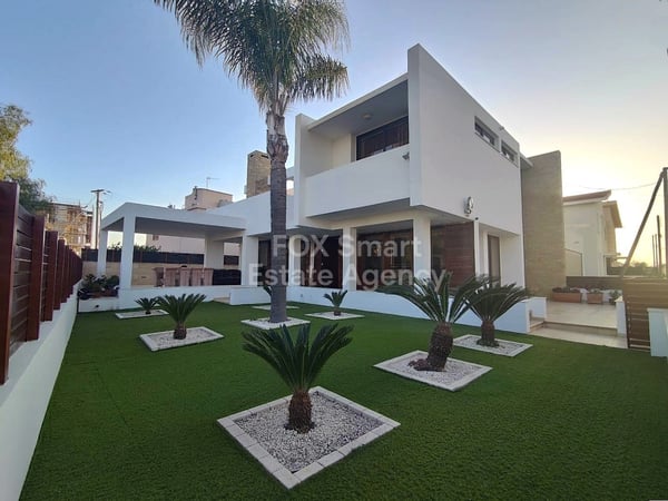 House in Agios Nikolaos - view 1