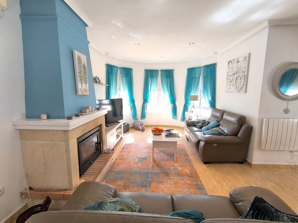 Villa in Urbanizacion El Raso - view 1