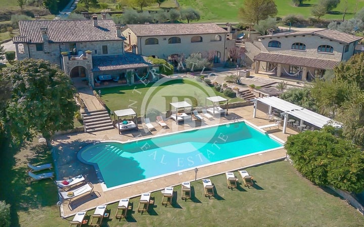 Villa in Todi - view 1