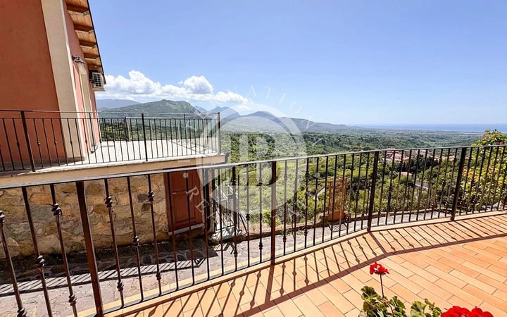 Villa in Cosenza - view 1