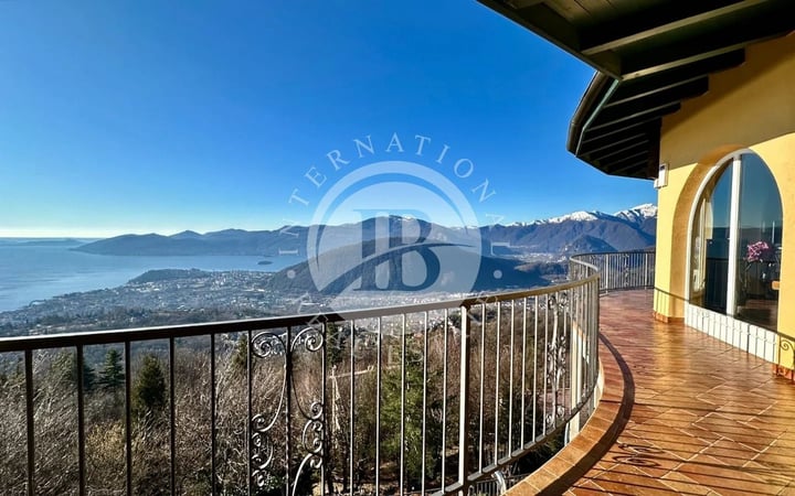 Villa in Verbania - view 1