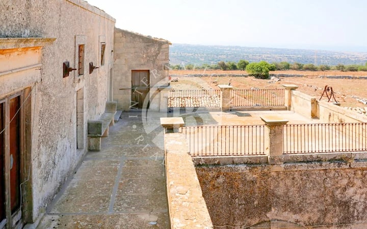 Villa in Ragusa - view 1