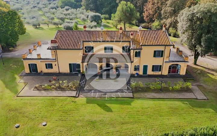 Villa in Bientina - view 1