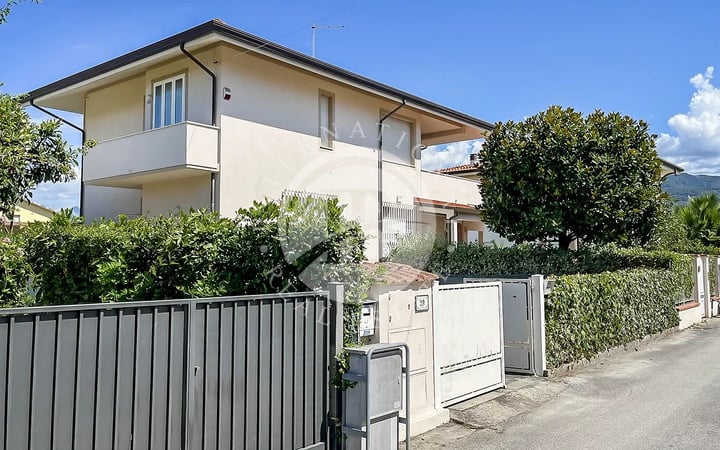 Apartment in Pietrasanta - view 1