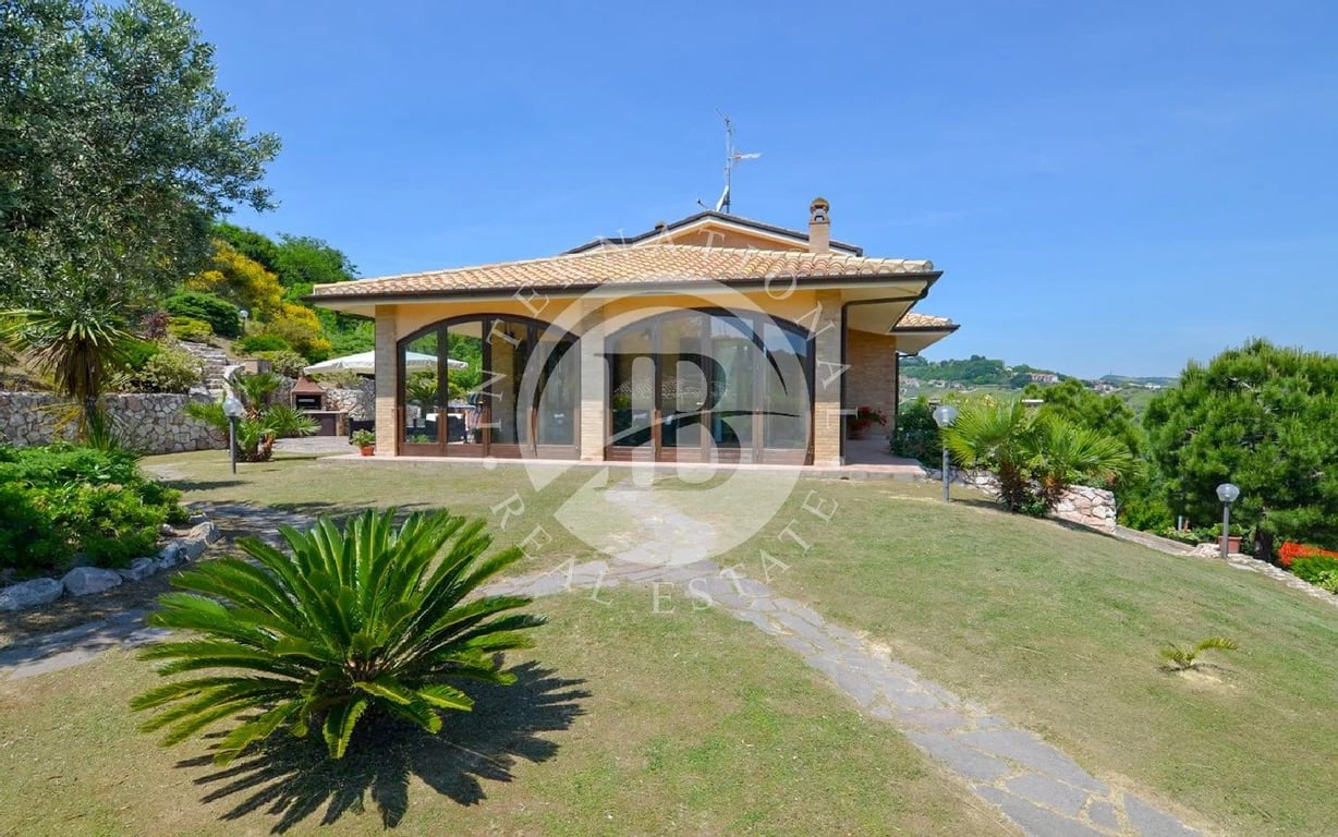 Villa in Acquaviva Picena - Image 2