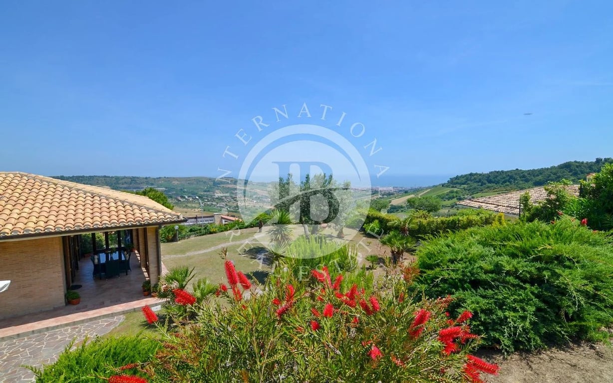 Villa in Acquaviva Picena - Image 3