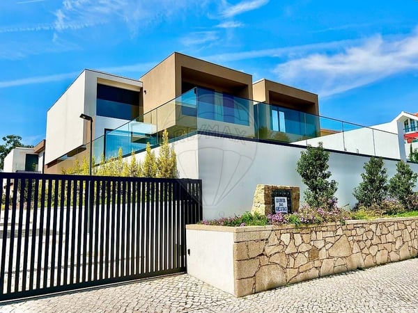 Villa in Estoril - view 1