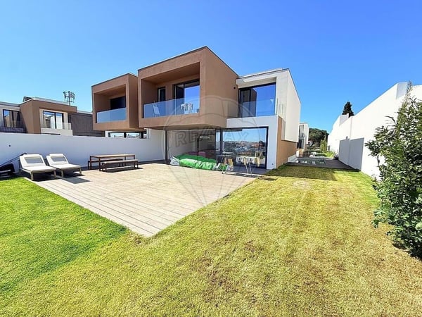 Villa in Estoril - view 1