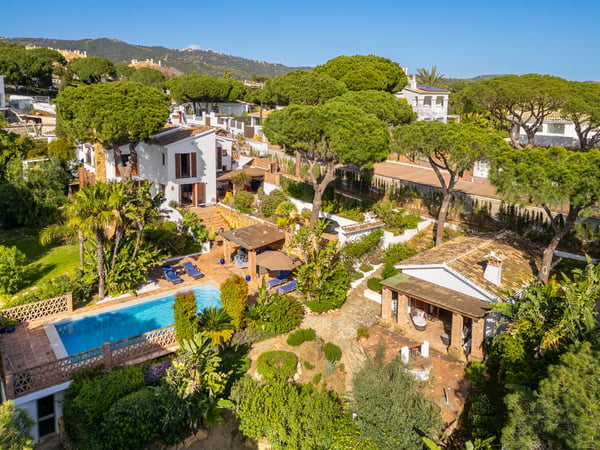 Villa in Marbella Del Este - view 1