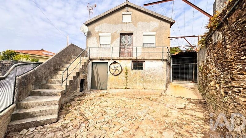 House in Santa Marta de Portuzelo - view 1
