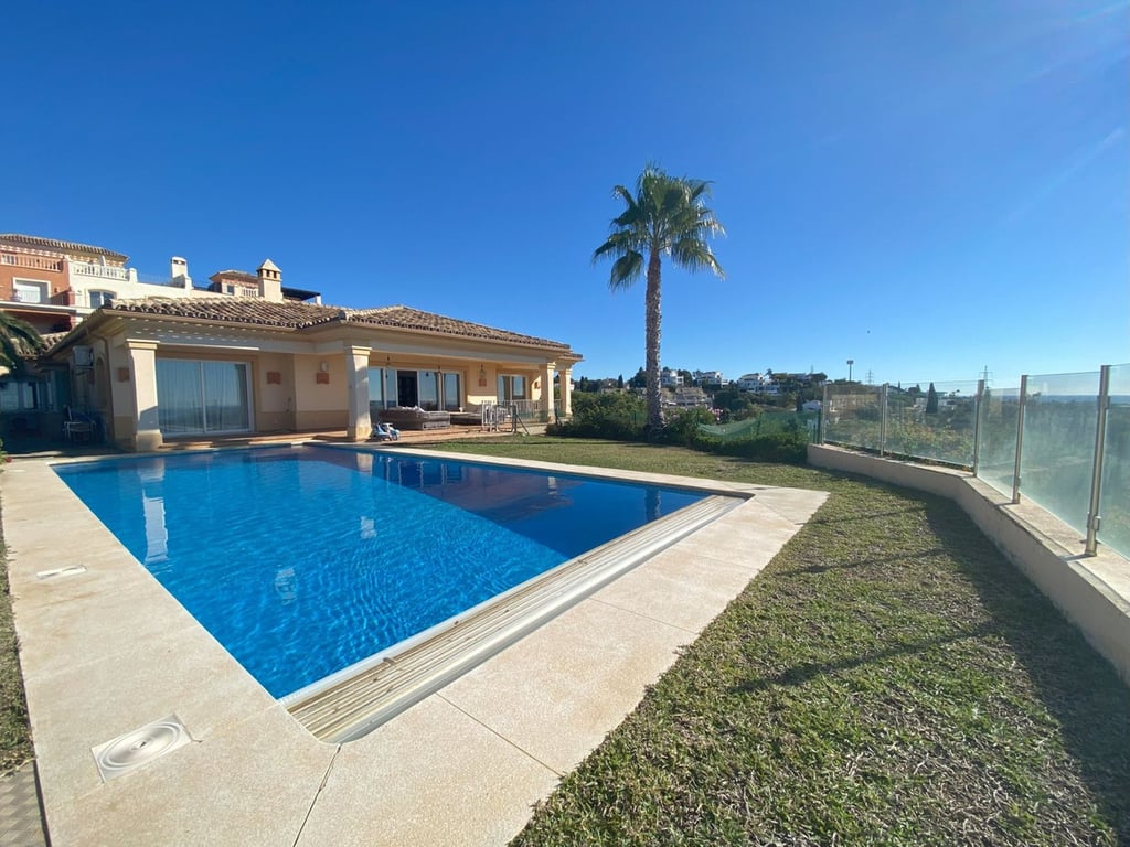 Villa in Elviria - Image 2