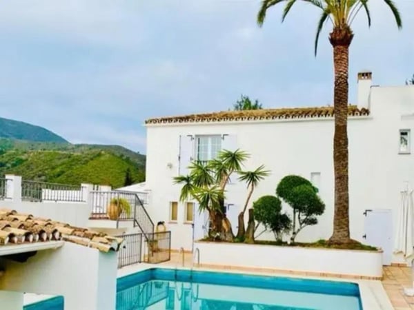 Villa in Benahavis - view 1