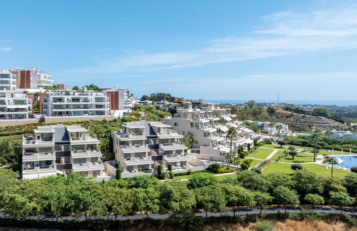 Apartment in Benahavis - Image 2