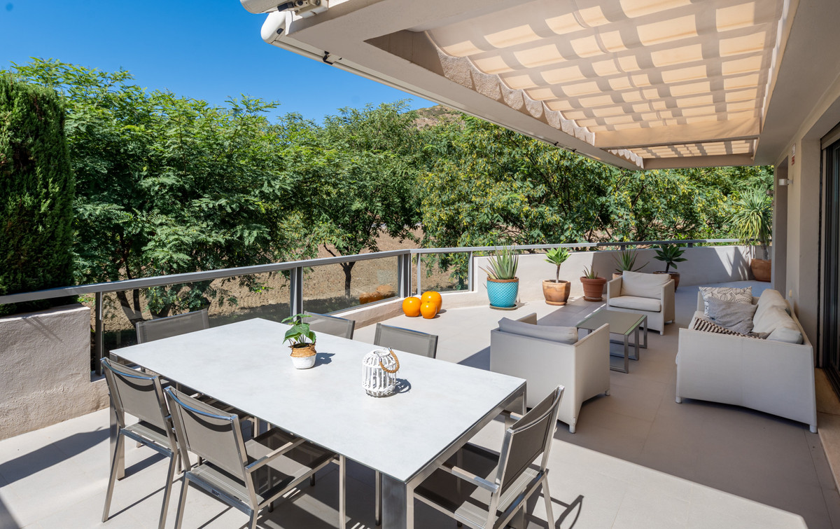 Apartment in Benahavis - Image 3