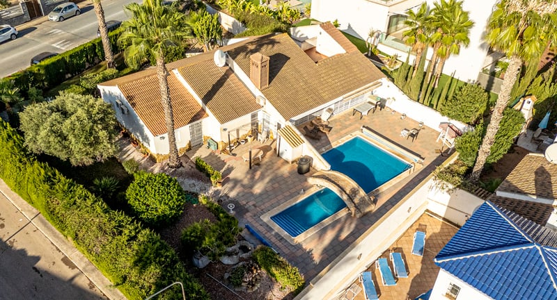 Villa in Desamparados - view 1