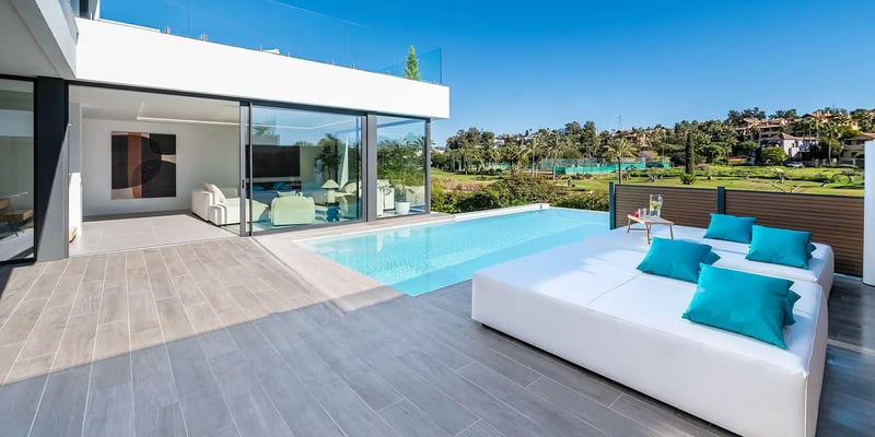 Villa in El Paraiso - view 1