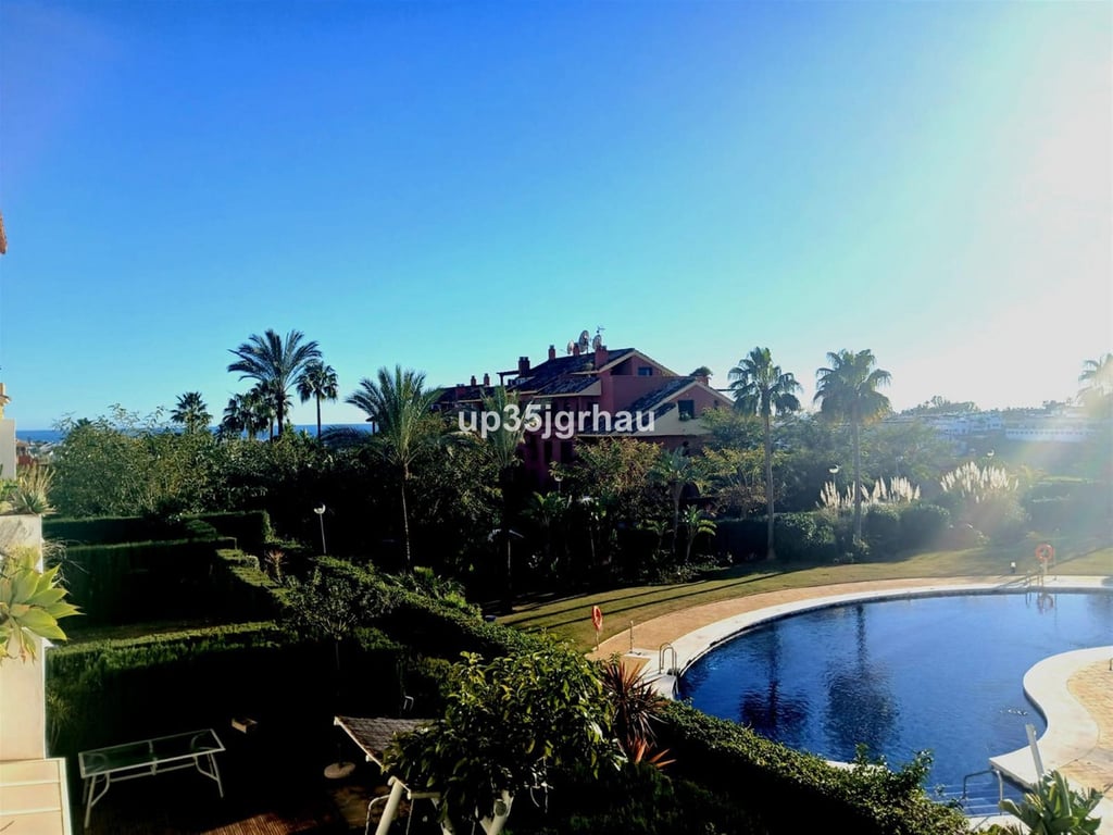 Apartment in Estepona - Image 2