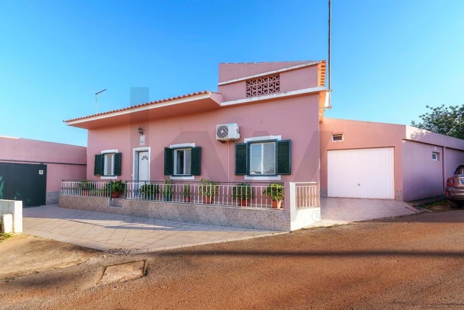 Villa in Quarteira - view 1