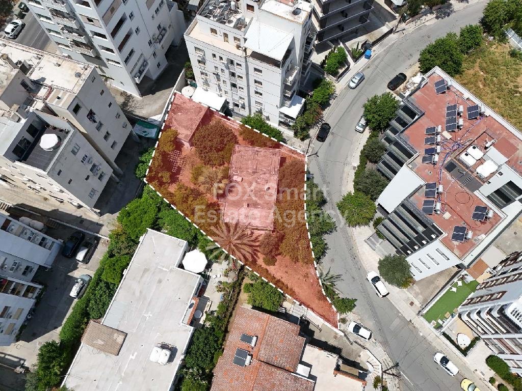 Land in Ayioi Omoloyites