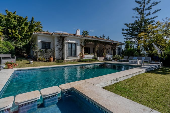 Villa in Benahavis - view 1