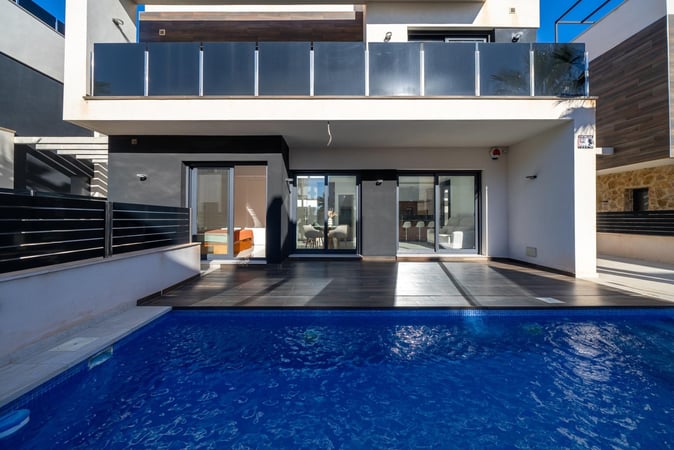 Villa in Villamartin - view 1