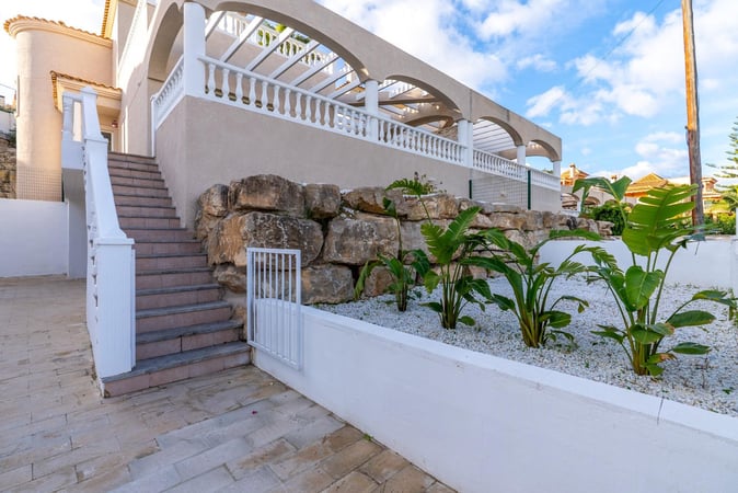 Villa in El Campello - view 1