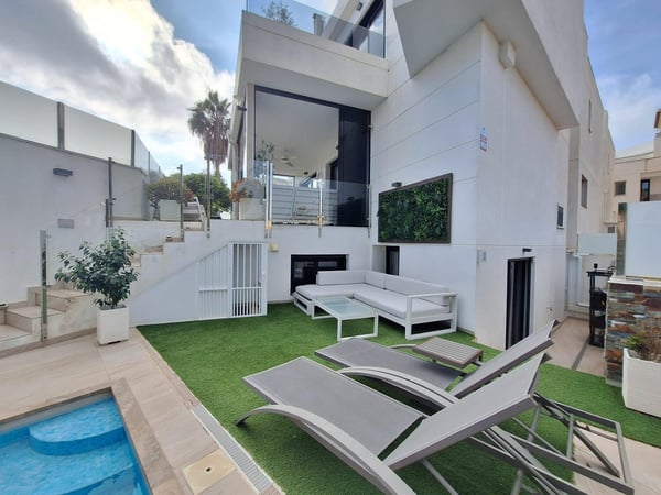 Villa in Villamartin - view 1