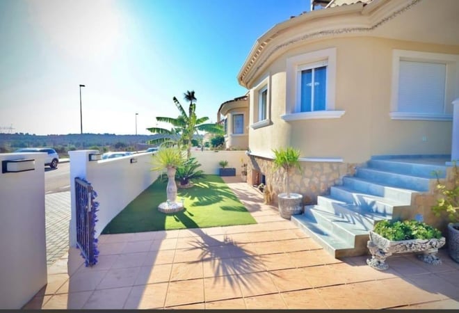 Villa in San Miguel de Salinas - view 1