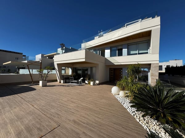 Villa in Villamartin - view 1