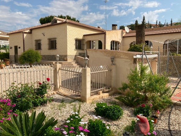 Villa in Elche - view 1