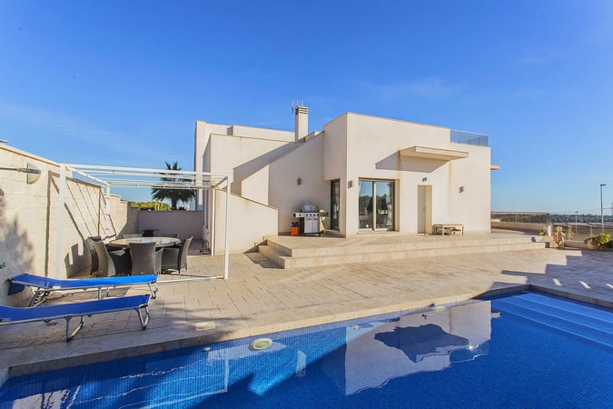 Villa in San Miguel de Salinas - view 1