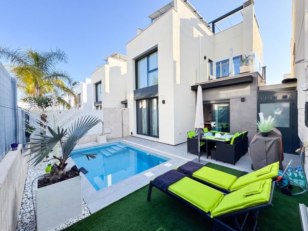 Villa in Residencia los Altos - view 1